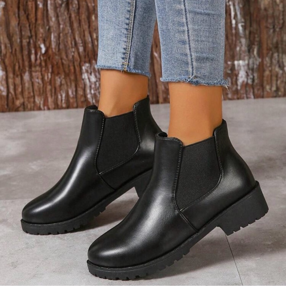 2/$75💥- SHOES | Women’s black boots fit like size 6-6.5